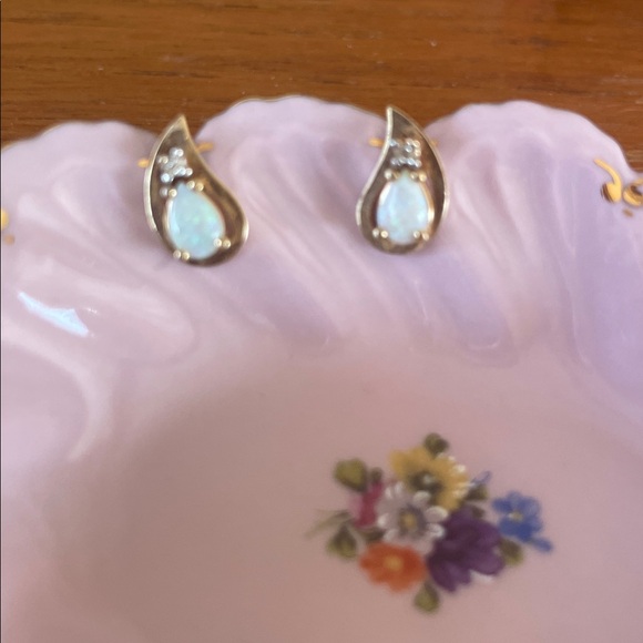 Vintage Opal and diamond 14 karat goldearring’s.
